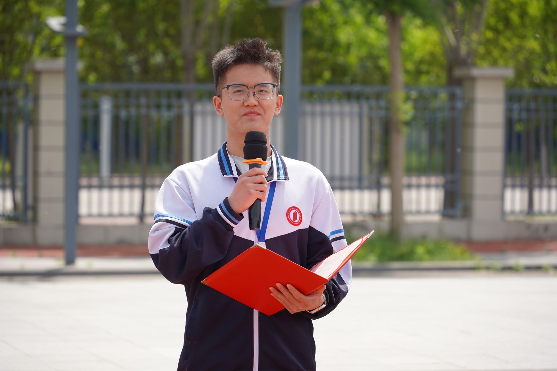 户外手持话筒讲话